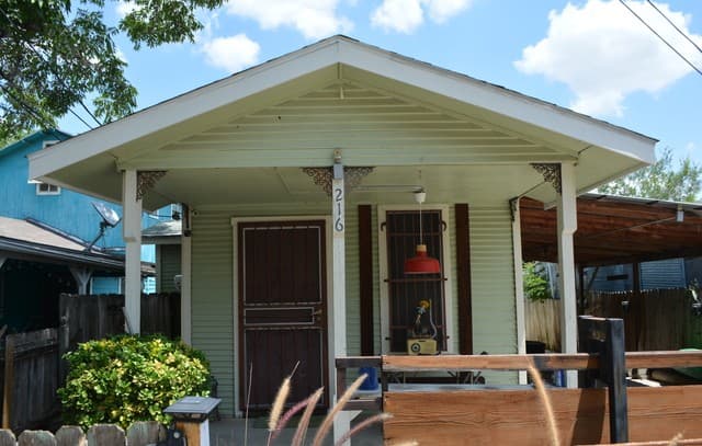 rental at 216 N Pinto St in San Antonio, TX — photo 3