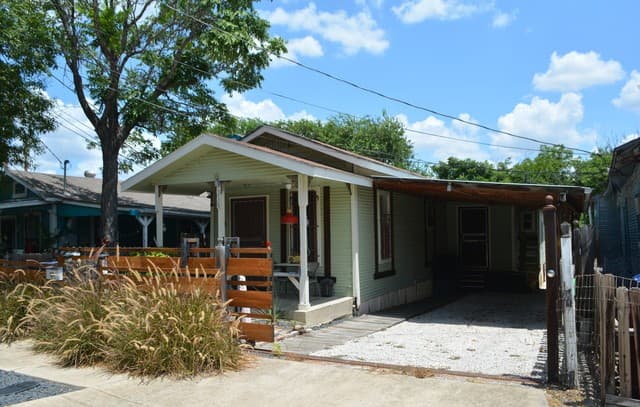 rental at 216 N Pinto St in San Antonio, TX — photo 5