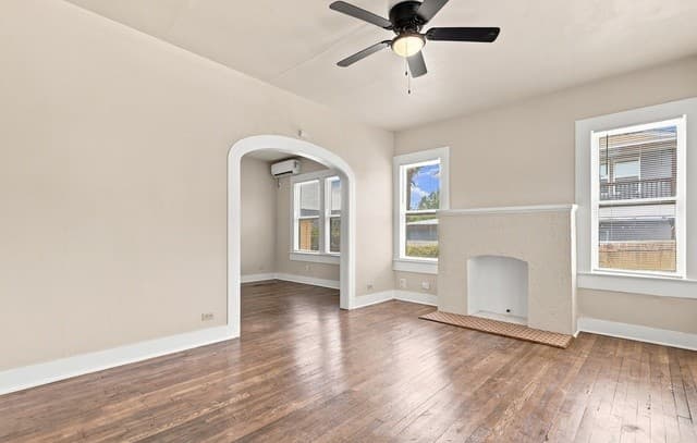 rental at 313 S Pine St in San Antonio, TX — photo 2