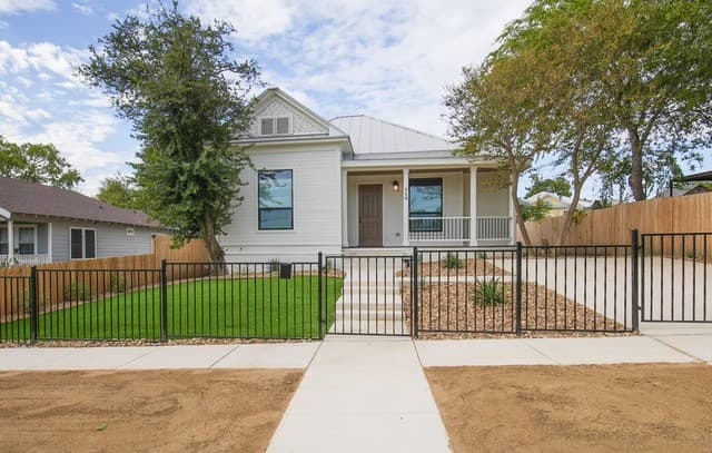 rental at 719  Dakota St in San Antonio, TX — photo 1