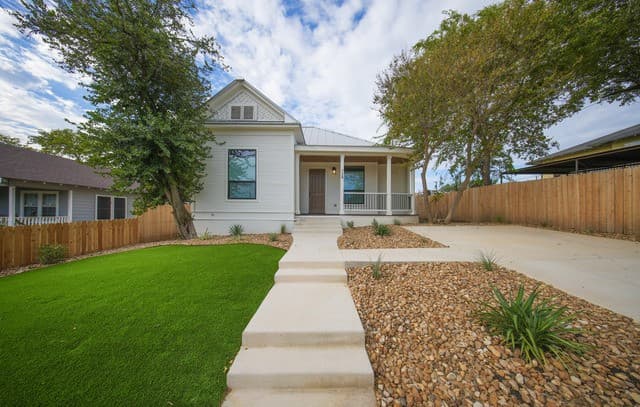 rental at 719  Dakota St in San Antonio, TX — photo 2