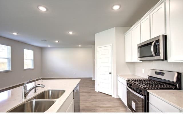rental at 13163  Bay Point Way in St Hedwig, TX — photo 2