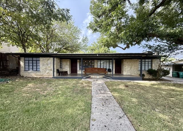 rental at 215  Deerwood Dr in San Antonio, TX — photo 1