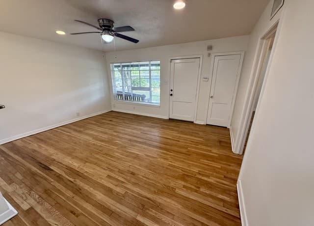 rental at 215  Deerwood Dr in San Antonio, TX — photo 4