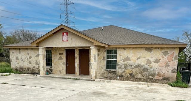 rental at 7668  Oak Chase in San Antonio, TX — photo 1
