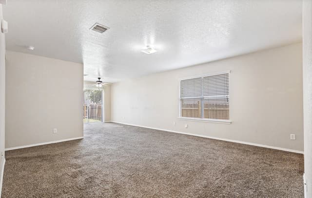 rental at 10015  Bermuda Palm in San Antonio, TX — photo 4