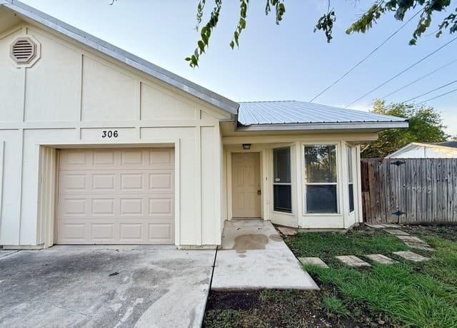 rental at 306  Oelkers Dr in New Braunfels, TX — photo 1