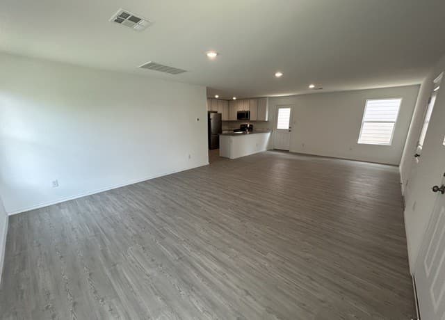 rental at 9947  Leeds Wheel in San Antonio, TX — photo 3