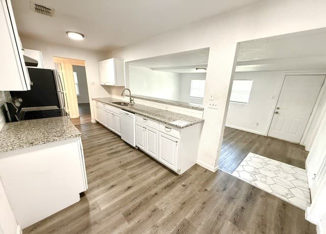 rental at 307  Hartline in San Antonio, TX — photo 2