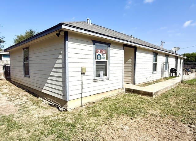 rental at 424  Amires Pl in San Antonio, TX — photo 1