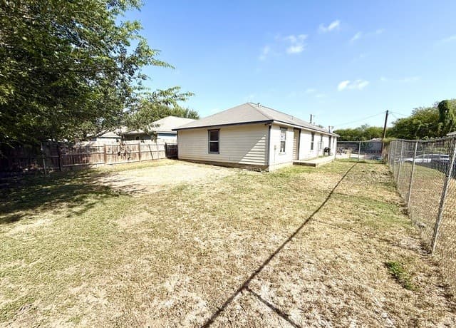 rental at 424  Amires Pl in San Antonio, TX — photo 2