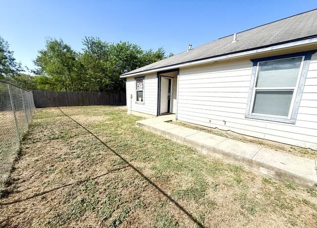rental at 424  Amires Pl in San Antonio, TX — photo 3