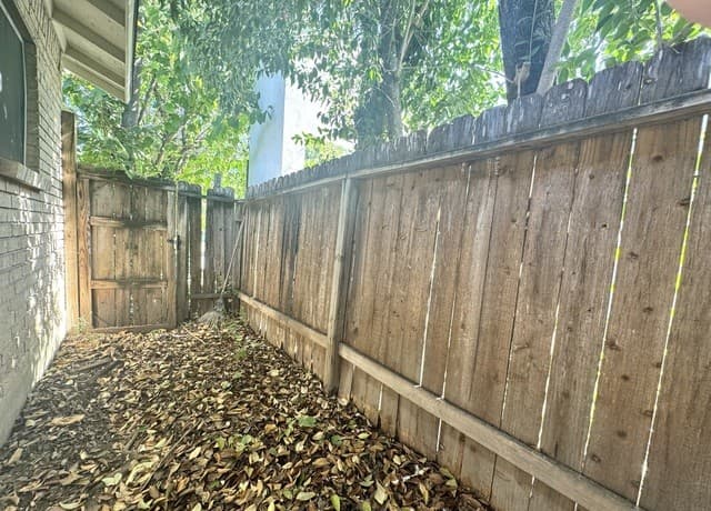rental at 643 W Summit Ave Unit 12 in San Antonio, TX — photo 2