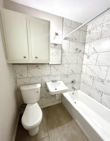 rental at 643 W Summit Ave Unit 12 in San Antonio, TX — photo 4
