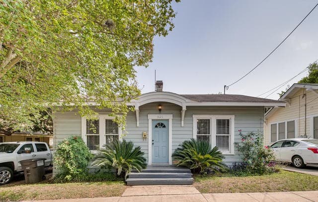 rental at 826 W Mulberry Ave in San Antonio, TX — photo 1