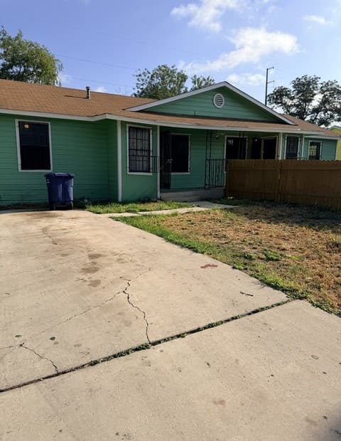 rental at 323  Aldama Unit 2 in San Antonio, TX — photo 1