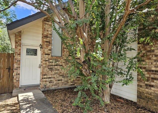 rental at 14208  Indian Woods in San Antonio, TX — photo 3