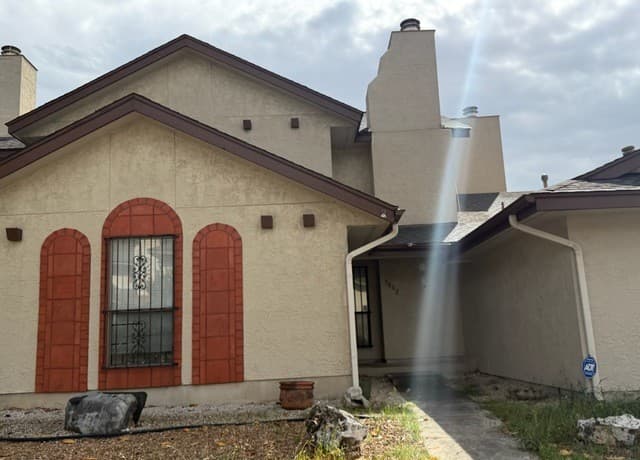 rental at 5802  Royal Bend in San Antonio, TX — photo 2