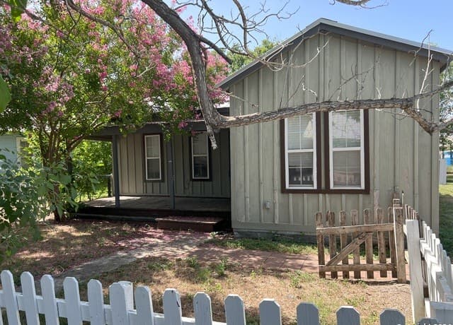 rental at 213 W Schulz St in Marion, TX — photo 1