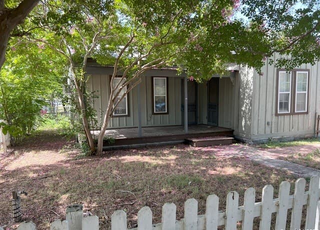 rental at 213 W Schulz St in Marion, TX — photo 2