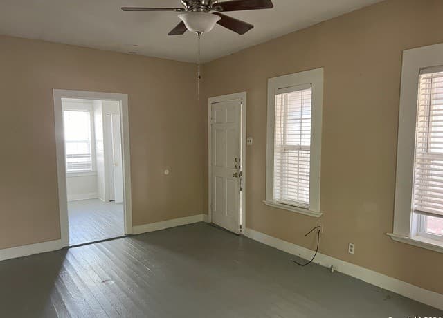 rental at 213 W Schulz St in Marion, TX — photo 4