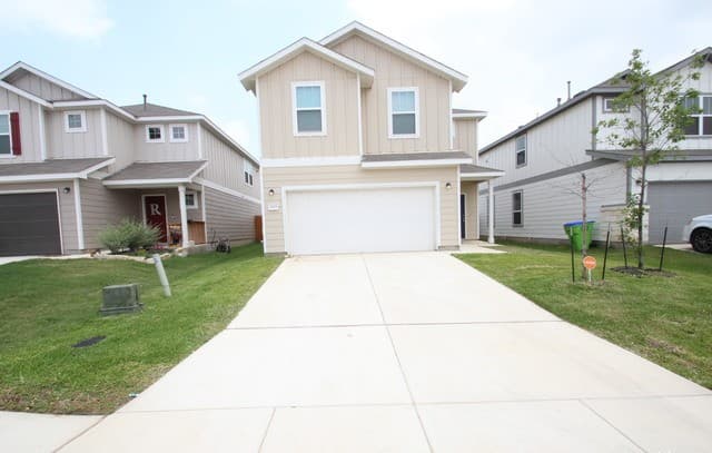 rental at 11855  Burnett Rnch in San Antonio, TX — photo 2