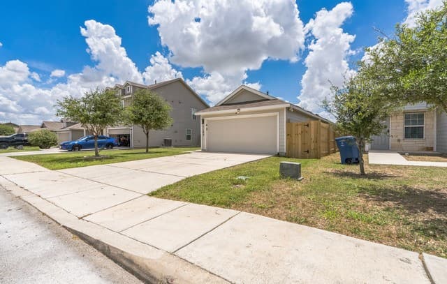 rental at 7103  Cozy Run in San Antonio, TX — photo 1