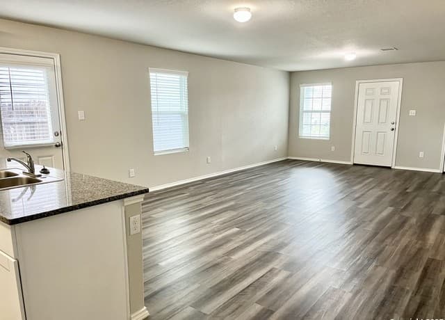rental at 8907  Lamus Wheel in San Antonio, TX — photo 3