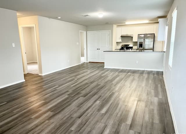 rental at 8907  Lamus Wheel in San Antonio, TX — photo 4