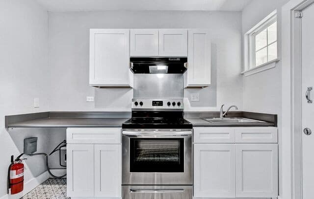 rental at 1020 W French Pl Unit 4 in San Antonio, TX — photo 4