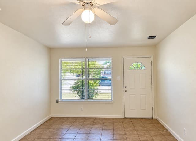 rental at 766  Edgebrook Ln in San Antonio, TX — photo 4