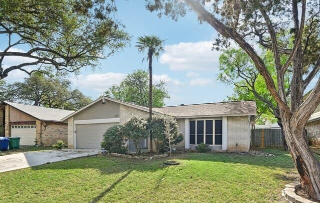 rental at 11815  Broadwood St in San Antonio, TX — photo 1
