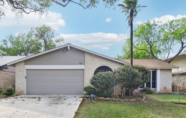 rental at 11815  Broadwood St in San Antonio, TX — photo 2