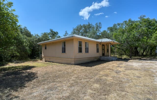rental at 930  County Road 342 in Hondo, TX — photo 2