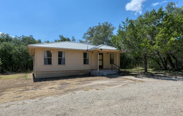 rental at 930  County Road 342 in Hondo, TX — photo 3