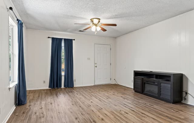rental at 930  County Road 342 in Hondo, TX — photo 4