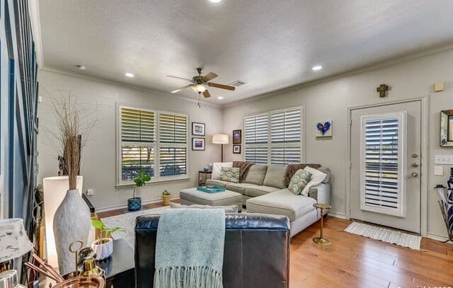 rental at 532  Refugio St in San Antonio, TX — photo 3