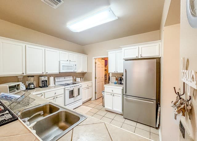 rental at 147  Chapel Hill Circle, in San Antonio, TX — photo 3