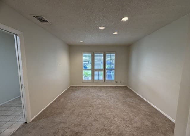 rental at 11119  Whisper Valley St in San Antonio, TX — photo 2