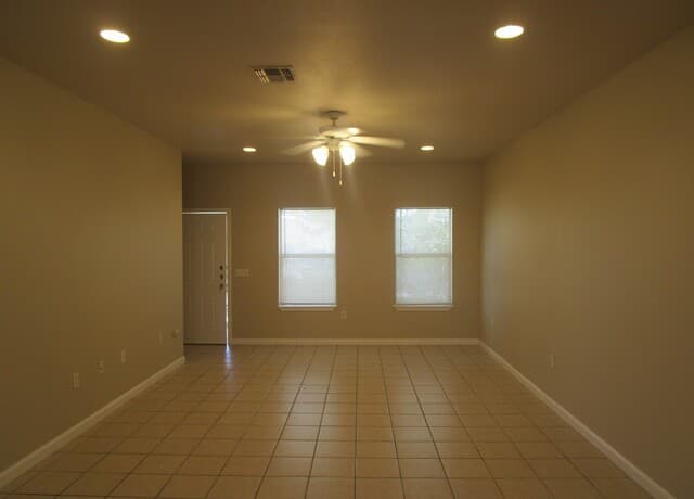 rental at 6918  Hallie Rdg in San Antonio, TX — photo 4
