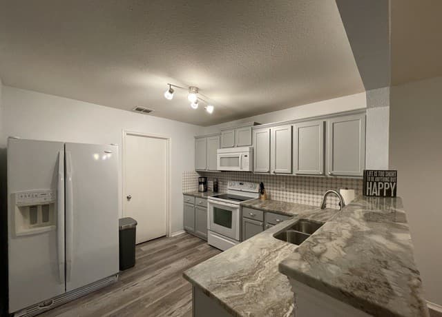 rental at 11922  Meadow Wls in San Antonio, TX — photo 1