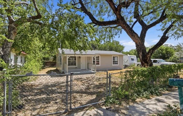 rental at 606 S San Joaquin Ave in San Antonio, TX — photo 2