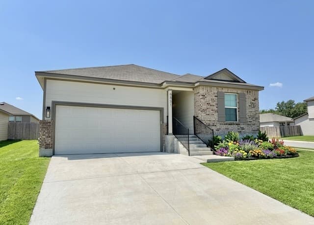 rental at 6851  Titan Park in Converse, TX — photo 2