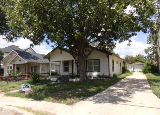 rental at 519  Rigsby in San Antonio, TX — photo 1
