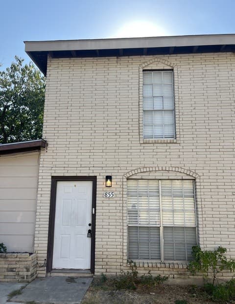 rental at 855 E Sunshine Dr in San Antonio, TX — photo 1