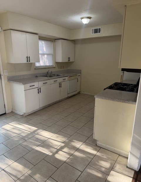 rental at 855 E Sunshine Dr in San Antonio, TX — photo 2