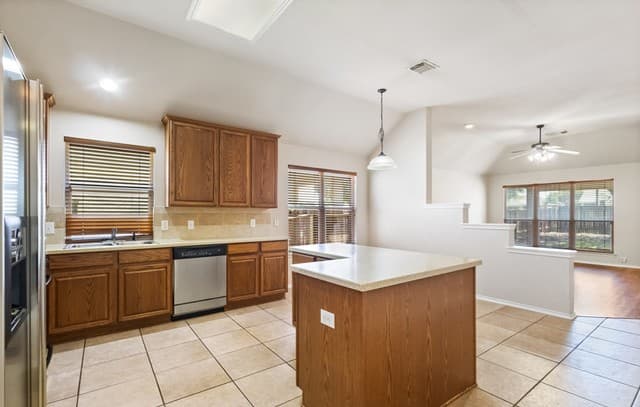rental at 908  Rimrock Trl in Schertz, TX — photo 5