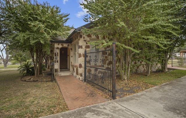 rental at 144  Greenlawn Dr in San Antonio, TX — photo 3