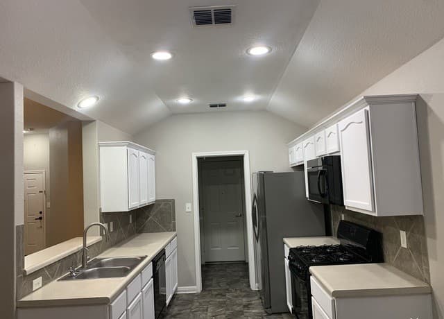 rental at 4618  Everett Loop in Converse, TX — photo 5