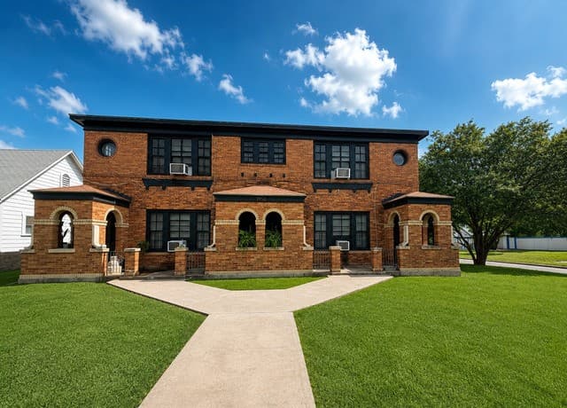 rental at 1950 W Huisache Ave Unit 2 in San Antonio, TX — photo 1